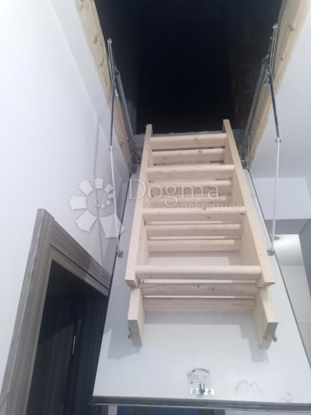  KUĆA U VODICAMA S DVA ODVOJENA STANA 256 m2