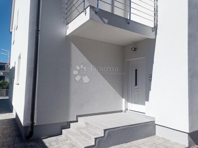  KUĆA U VODICAMA S DVA ODVOJENA STANA 256 m2