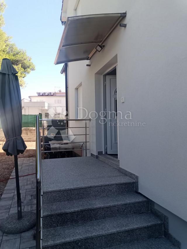  KUĆA U VODICAMA S DVA ODVOJENA STANA 256 m2