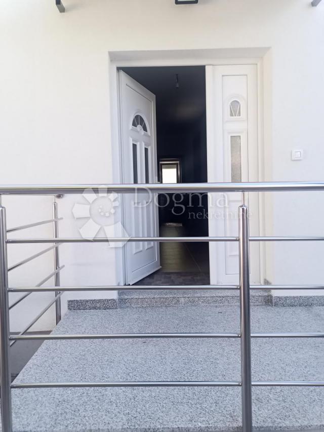 KUĆA U VODICAMA S DVA ODVOJENA STANA 256 m2
