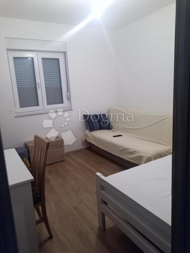 KUĆA U VODICAMA S DVA ODVOJENA STANA 256 m2