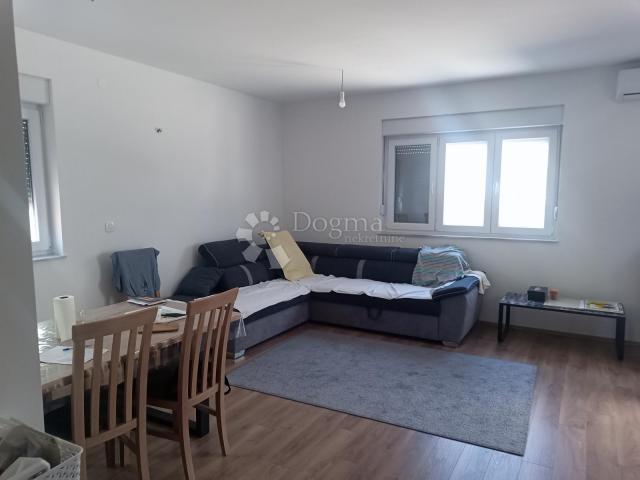  KUĆA U VODICAMA S DVA ODVOJENA STANA 256 m2