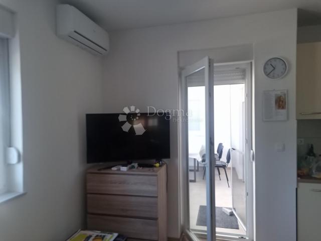  KUĆA U VODICAMA S DVA ODVOJENA STANA 256 m2