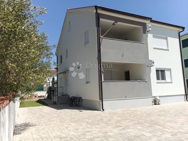  KUĆA U VODICAMA S DVA ODVOJENA STANA 256 m2