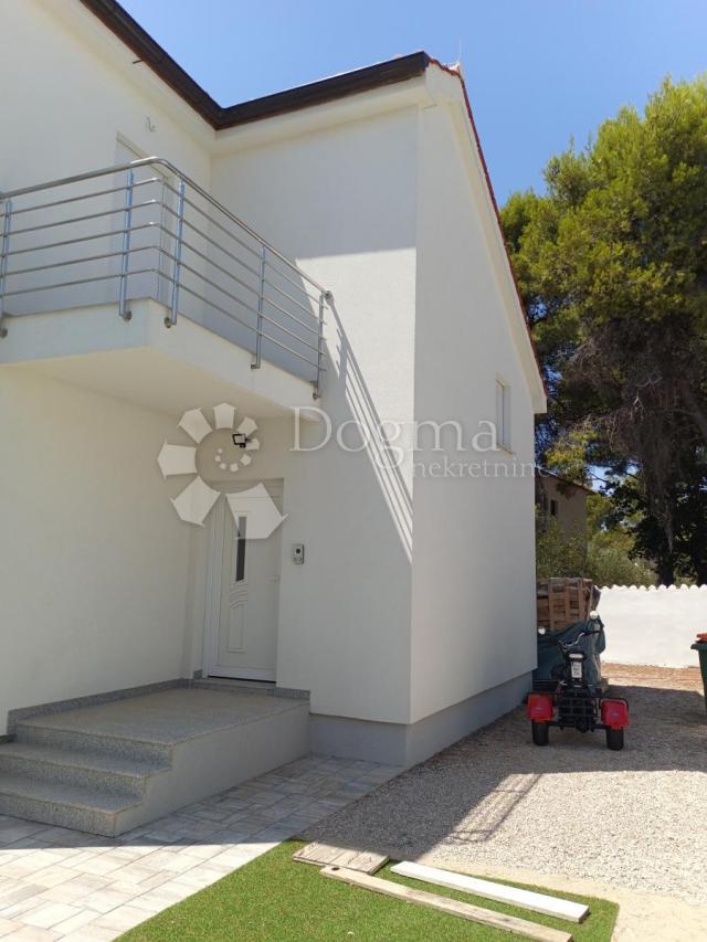 KUĆA U VODICAMA S DVA ODVOJENA STANA 256 m2