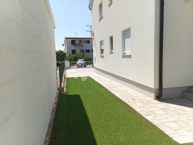  KUĆA U VODICAMA S DVA ODVOJENA STANA 256 m2