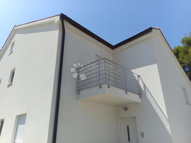  KUĆA U VODICAMA S DVA ODVOJENA STANA 256 m2