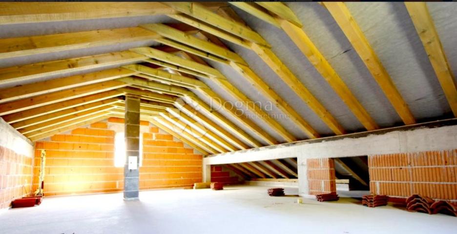  KUĆA U VODICAMA S DVA ODVOJENA STANA 256 m2