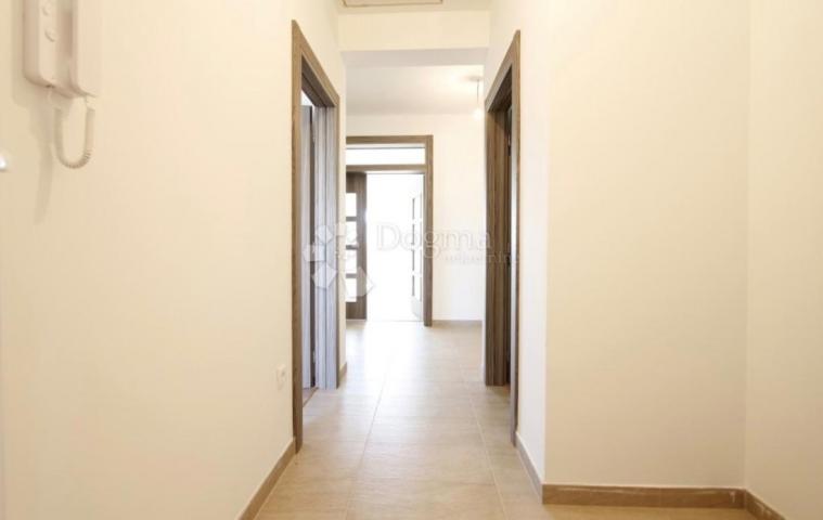 KUĆA U VODICAMA S DVA ODVOJENA STANA 256 m2