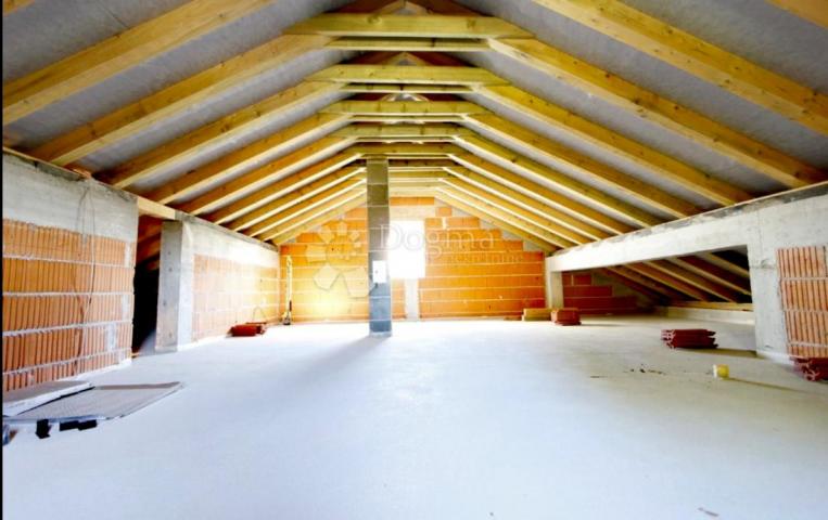  KUĆA U VODICAMA S DVA ODVOJENA STANA 256 m2