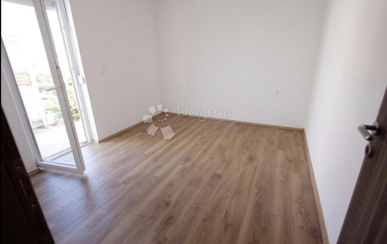  KUĆA U VODICAMA S DVA ODVOJENA STANA 256 m2