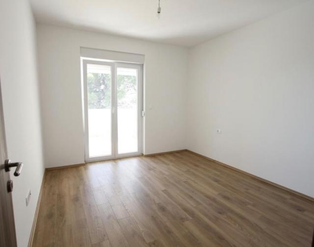  KUĆA U VODICAMA S DVA ODVOJENA STANA 256 m2