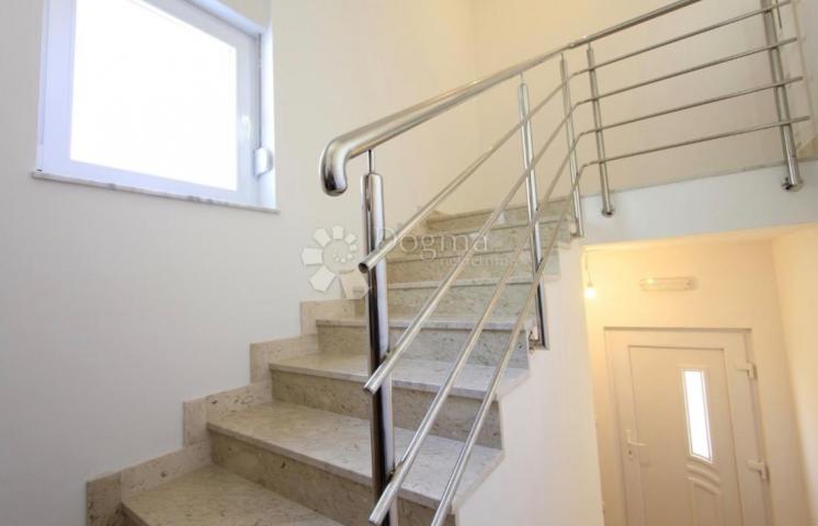  KUĆA U VODICAMA S DVA ODVOJENA STANA 256 m2
