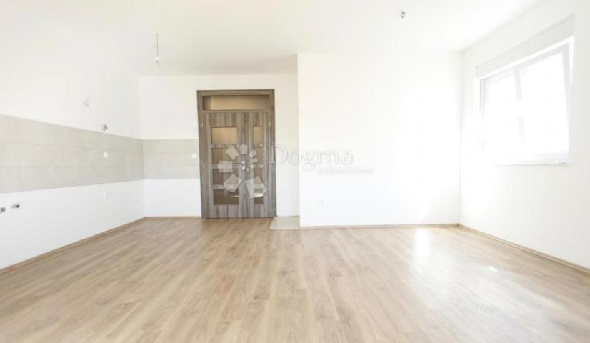  KUĆA U VODICAMA S DVA ODVOJENA STANA 256 m2