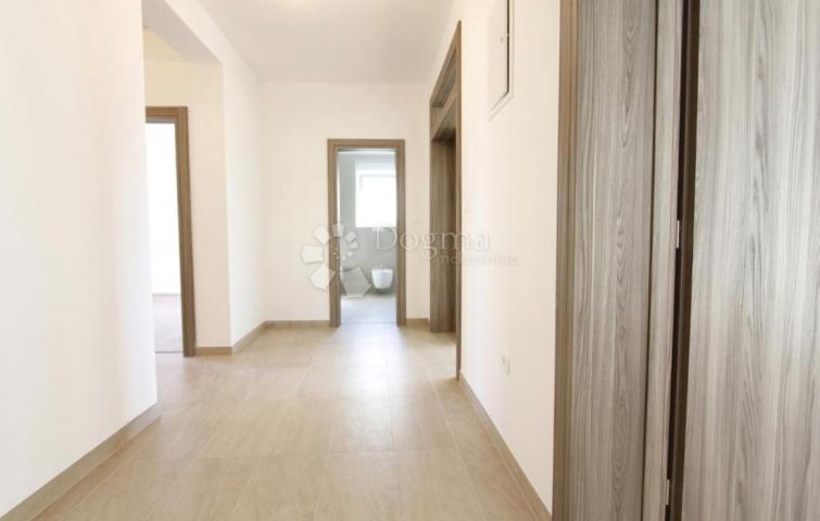  KUĆA U VODICAMA S DVA ODVOJENA STANA 256 m2