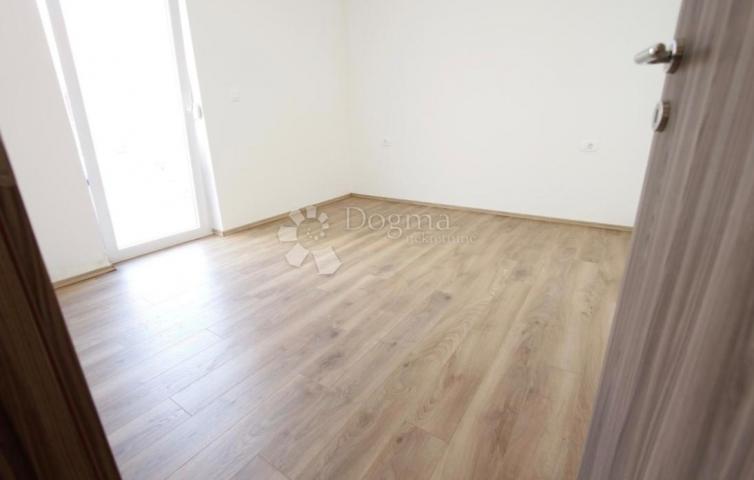  KUĆA U VODICAMA S DVA ODVOJENA STANA 256 m2
