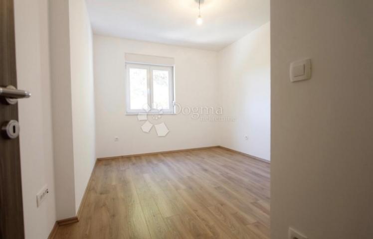  KUĆA U VODICAMA S DVA ODVOJENA STANA 256 m2