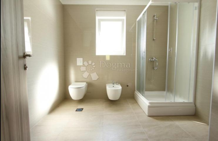  KUĆA U VODICAMA S DVA ODVOJENA STANA 256 m2