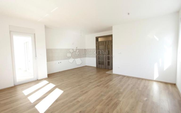  KUĆA U VODICAMA S DVA ODVOJENA STANA 256 m2