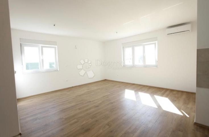  KUĆA U VODICAMA S DVA ODVOJENA STANA 256 m2