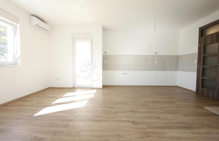  KUĆA U VODICAMA S DVA ODVOJENA STANA 256 m2