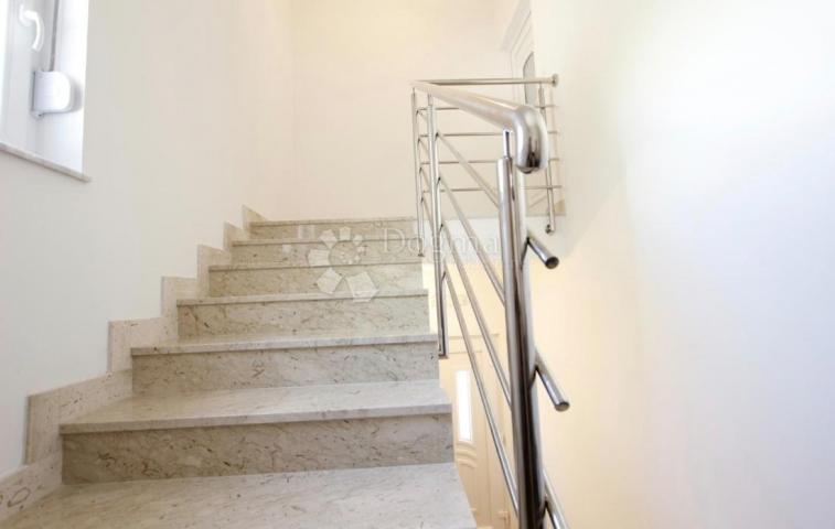  KUĆA U VODICAMA S DVA ODVOJENA STANA 256 m2