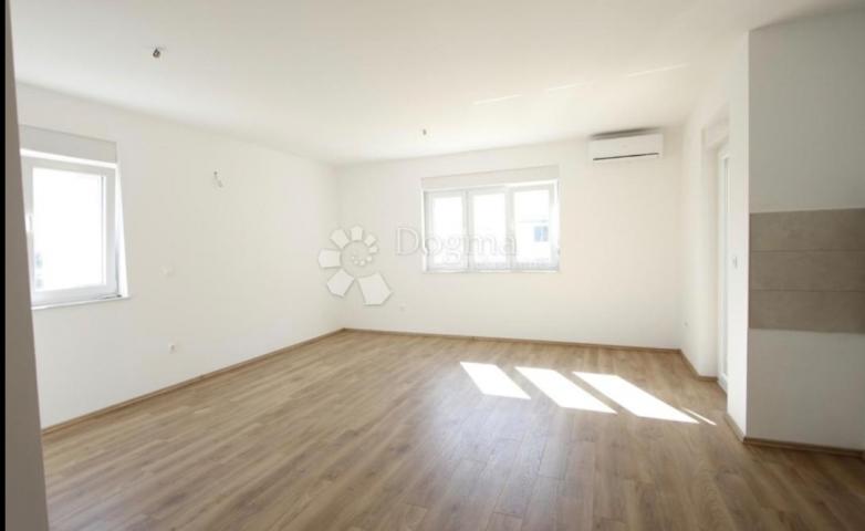  KUĆA U VODICAMA S DVA ODVOJENA STANA 256 m2