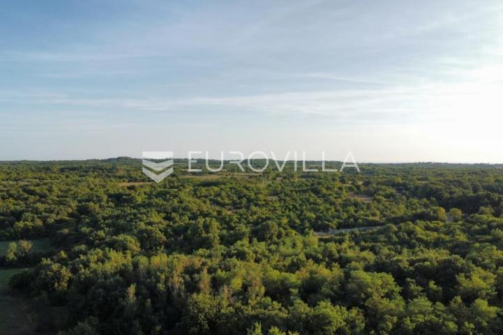Istra, Vodnjan, građevinsko zemljište s građevinskom dozvolom na lokaciji koja pruža privatnost