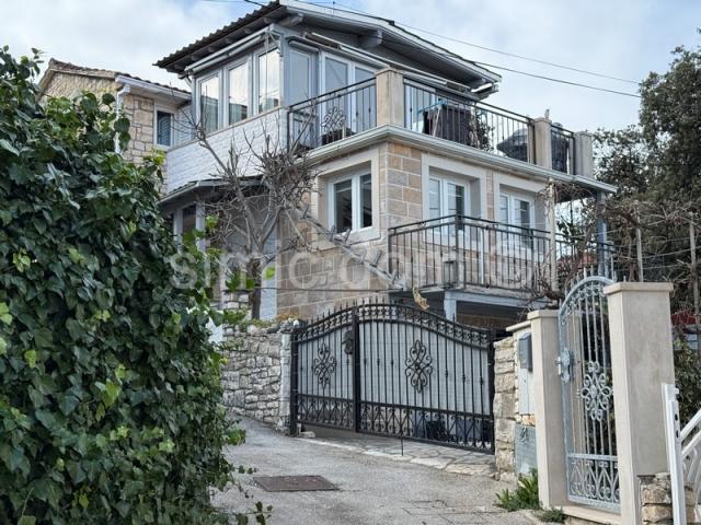 Kamena kuća u dobrom stanju, na prodaju, Supetar