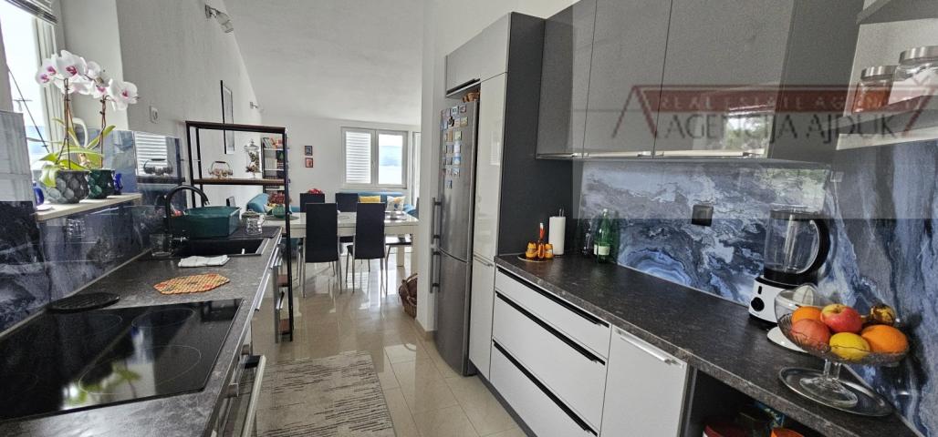 Omiš Stanići kuća 200 m2 - 120m od mora - otvoren pogled