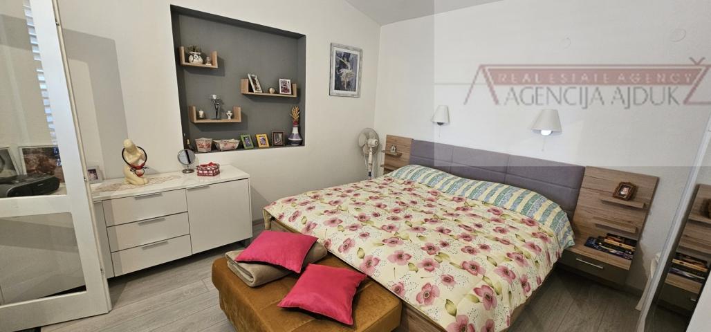 Omiš Stanići kuća 200 m2 - 120m od mora - otvoren pogled
