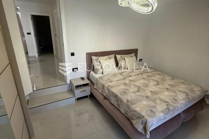 Zadar, Vir, moderna dvojna kuća s dva stana i bazenom u neposrednoj blizini plaže Jadro