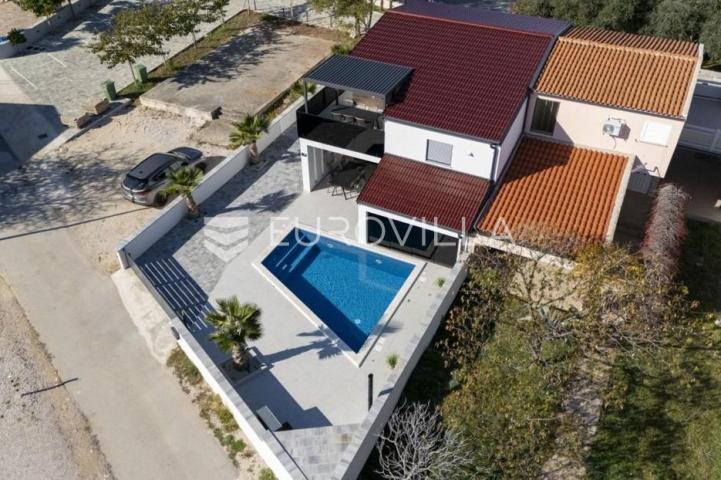 Zadar, Vir, moderna dvojna kuća s dva stana i bazenom u neposrednoj blizini plaže Jadro