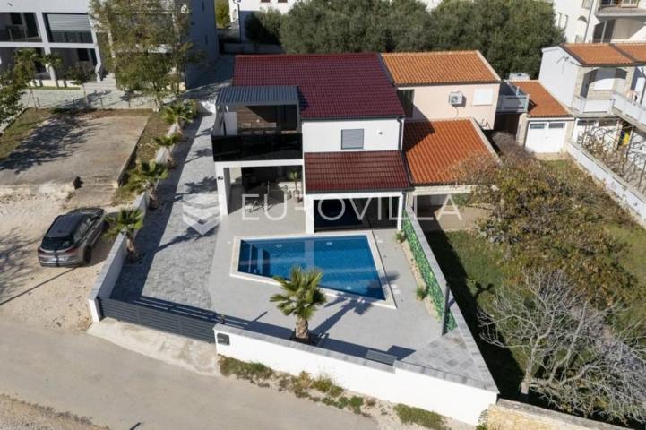Zadar, Vir, moderna dvojna kuća s dva stana i bazenom u neposrednoj blizini plaže Jadro