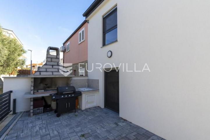 Zadar, Vir, moderna dvojna kuća s dva stana i bazenom u neposrednoj blizini plaže Jadro