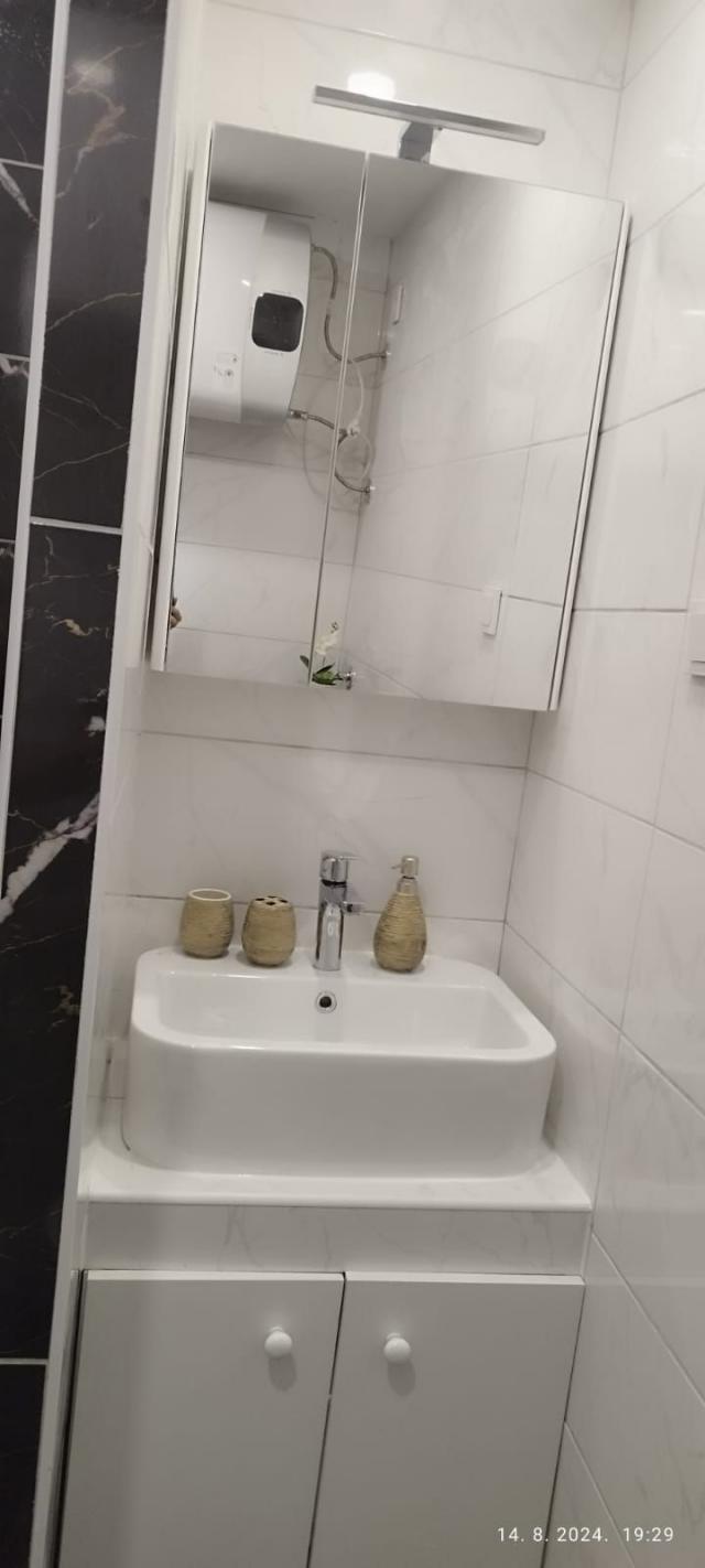 Izdavanje, Sveti Stefan-Studio sa pogledom na more i parking mestom  (NA DUZI PERIOD, DOSTUPNO OD 01