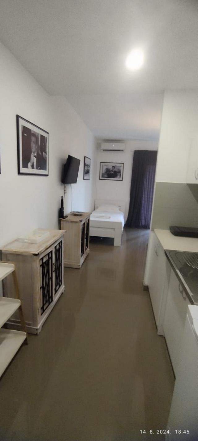Izdavanje, Sveti Stefan-Studio sa pogledom na more i parking mestom  (NA DUZI PERIOD, DOSTUPNO OD 01