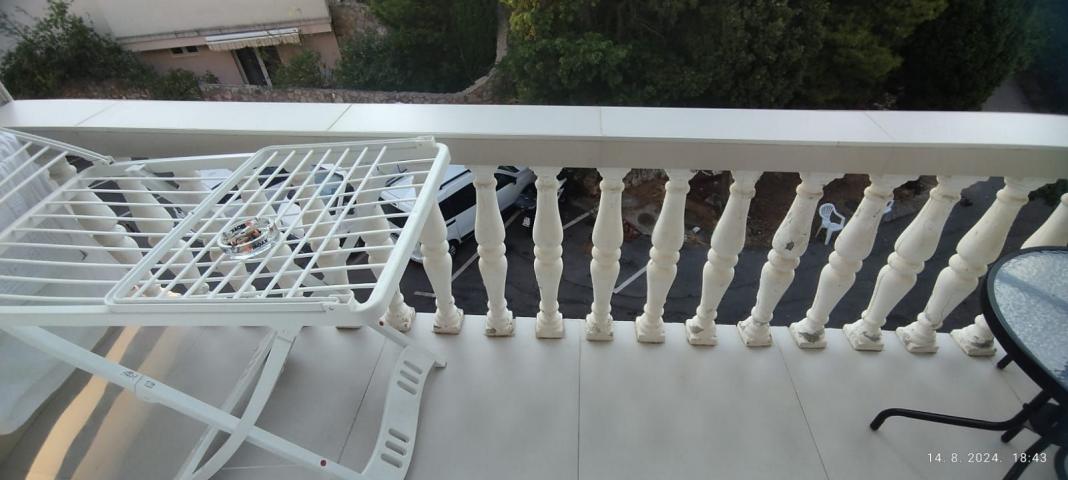 Izdavanje, Sveti Stefan-Studio sa pogledom na more i parking mestom  (NA DUZI PERIOD, DOSTUPNO OD 01