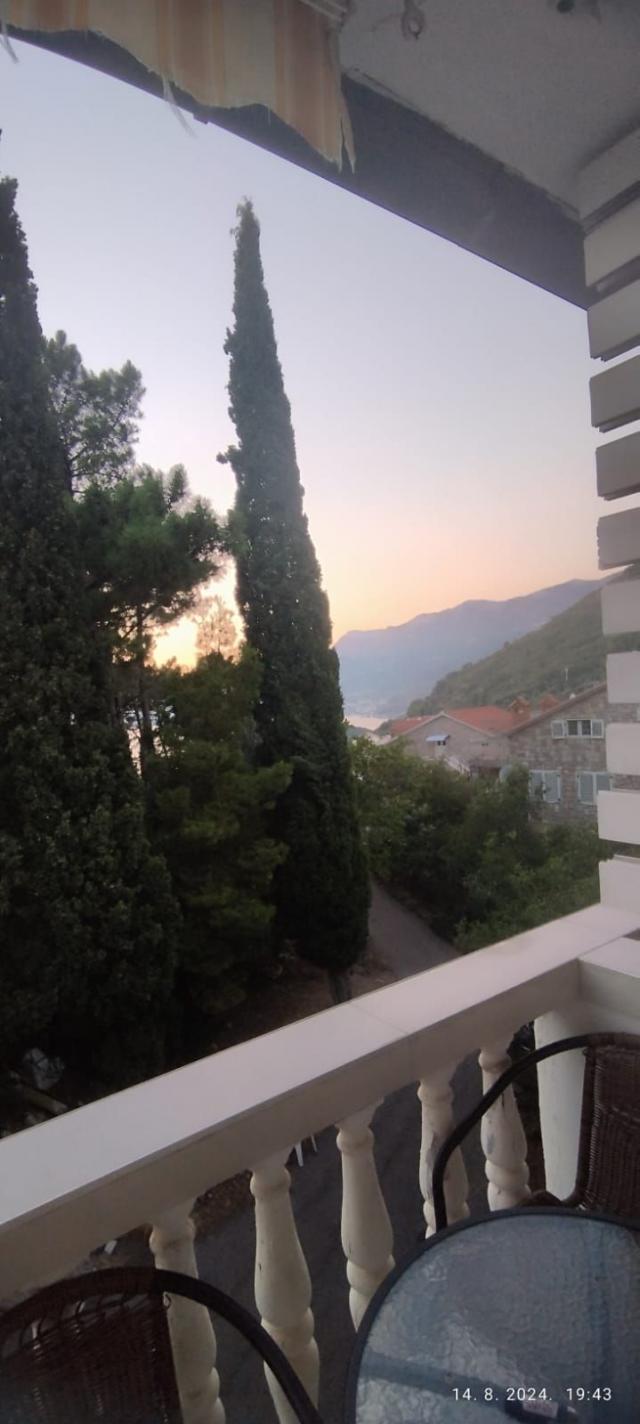 Izdavanje, Sveti Stefan-Studio sa pogledom na more i parking mestom  (NA DUZI PERIOD, DOSTUPNO OD 01