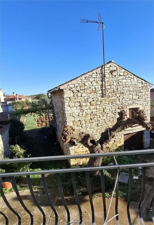 ISTRA, BALE - Kamena kuća u centru s vlastitim vrtom i gospodarskim objektom