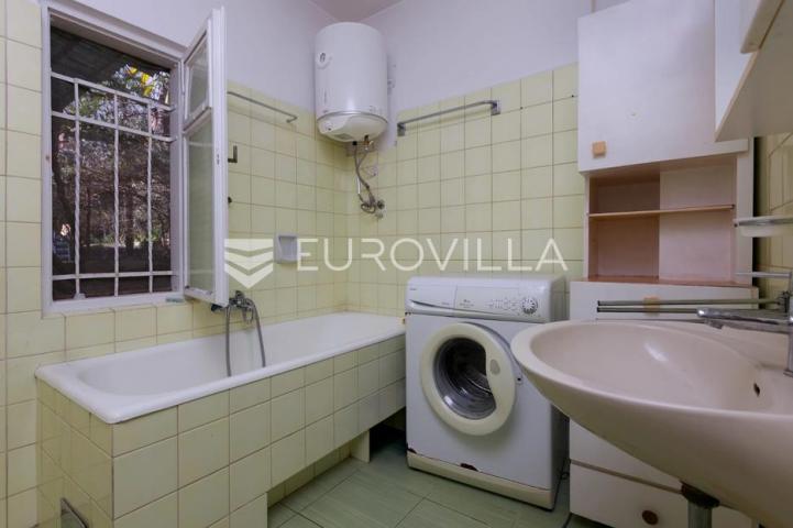 Lovran, samostojeća kuća u samom centru, s velikom okućnicom, 2 stana. 