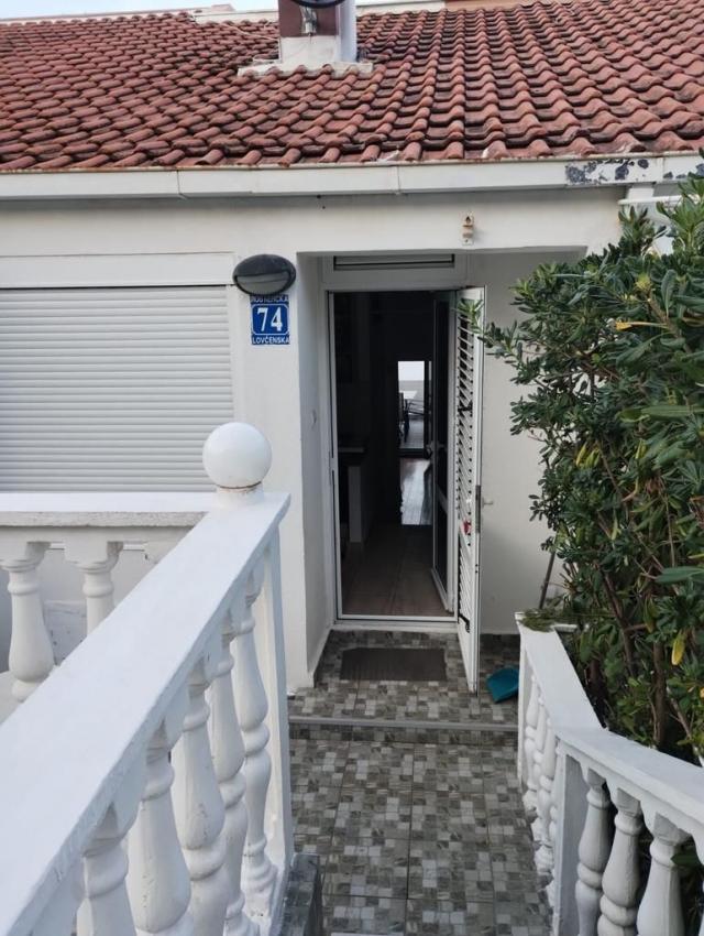 Prodaja dvosoban sa pogledom na more i parking mestom – Krasici, Tivat