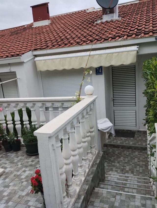 Prodaja dvosoban sa pogledom na more i parking mestom – Krasici, Tivat