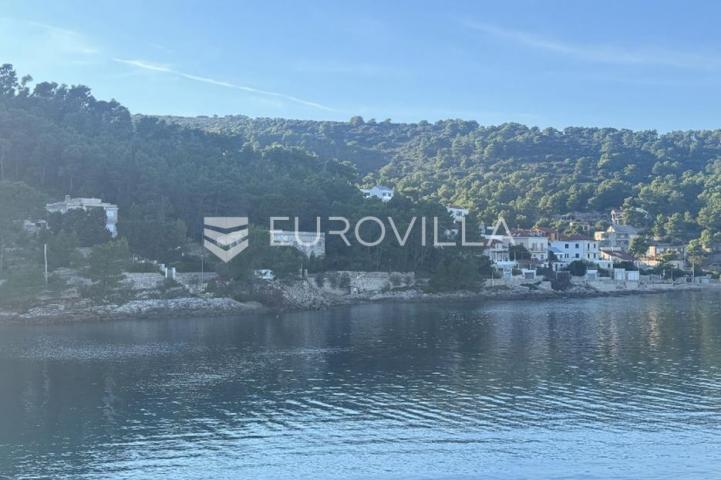 Šolta, hotel za rekonstrukciju prvi red do mora