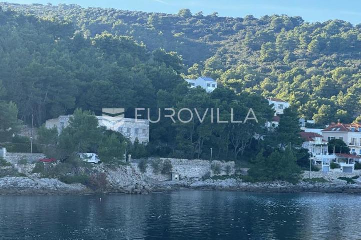 Šolta, hotel za rekonstrukciju prvi red do mora