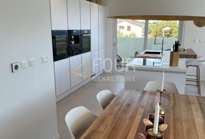 Istra, Labin, novogradnja, luskuzna vila s bazenom, 400m od mora