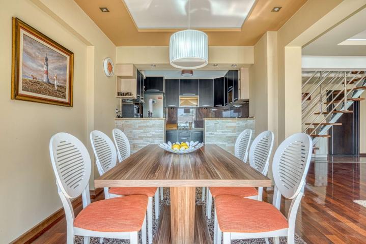 Prodaja luksuznog četvorosobnog duplex penthouse stana 188m² sa garažom i panoramskim pogledom na mo