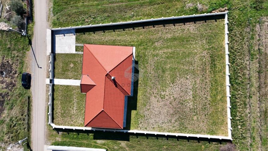 Porodična kuća 200m2 na placu 1.300m2, Kokoti - Podgorica
