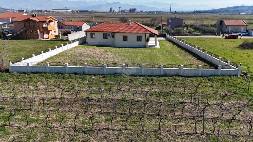 Porodična kuća 200m2 na placu 1.300m2, Kokoti - Podgorica