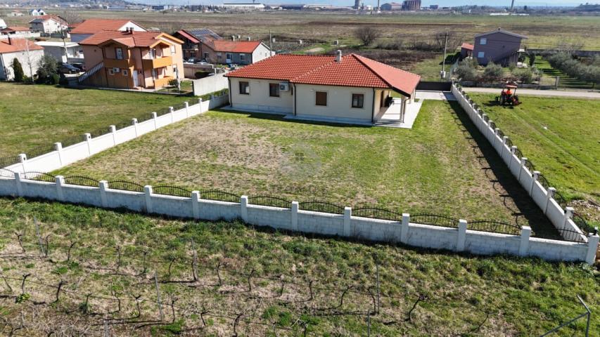 Porodična kuća 200m2 na placu 1.300m2, Kokoti - Podgorica